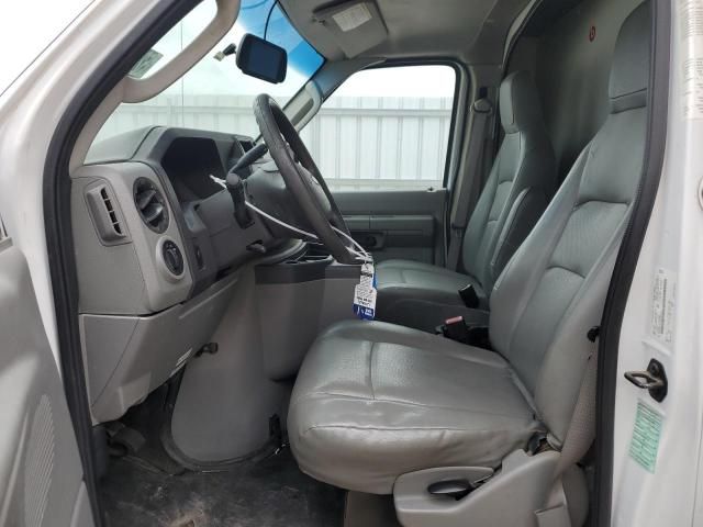 2015 Ford Econoline E450 Super Duty Cutaway Van