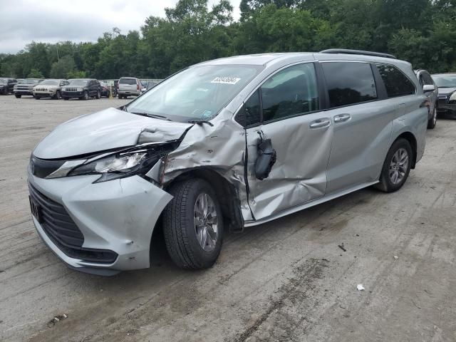 2022 Toyota Sienna LE