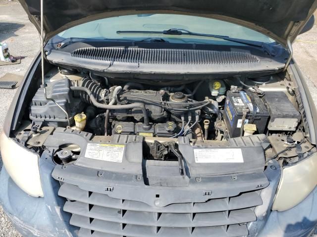 2005 Chrysler Town & Country LX