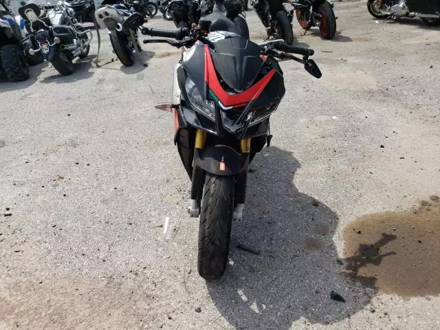 2017 Aprilia Tuono V4 1100 RR