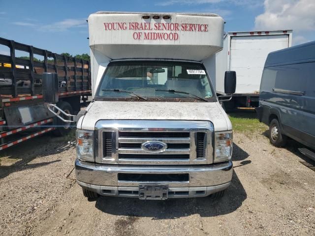 2013 Ford Econoline E350 Super Duty Cutaway Van