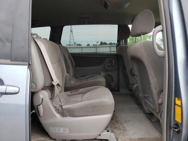 2004 Toyota Sienna LE