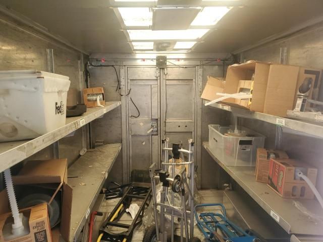 2005 Freightliner Chassis M Line WALK-IN Van