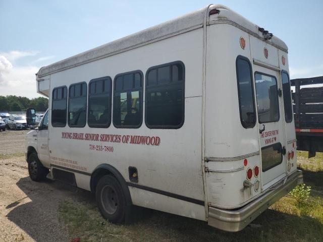 2013 Ford Econoline E350 Super Duty Cutaway Van