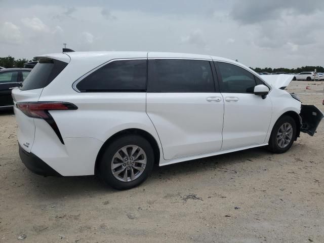 2022 Toyota Sienna LE