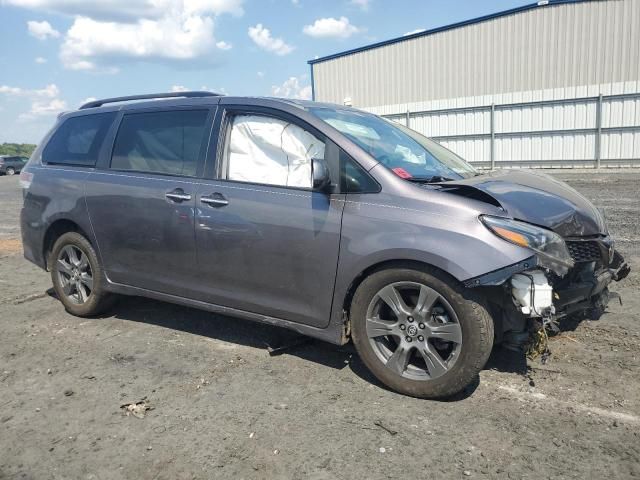 2019 Toyota Sienna SE