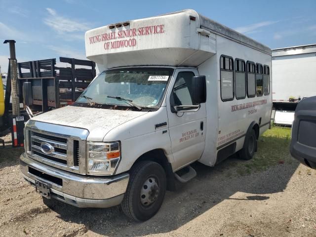 2013 Ford Econoline E350 Super Duty Cutaway Van