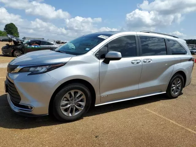 2021 Toyota Sienna XLE