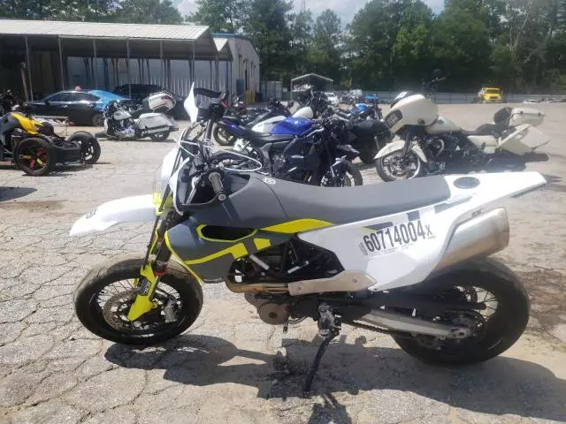 2021 Husqvarna Supermoto 701