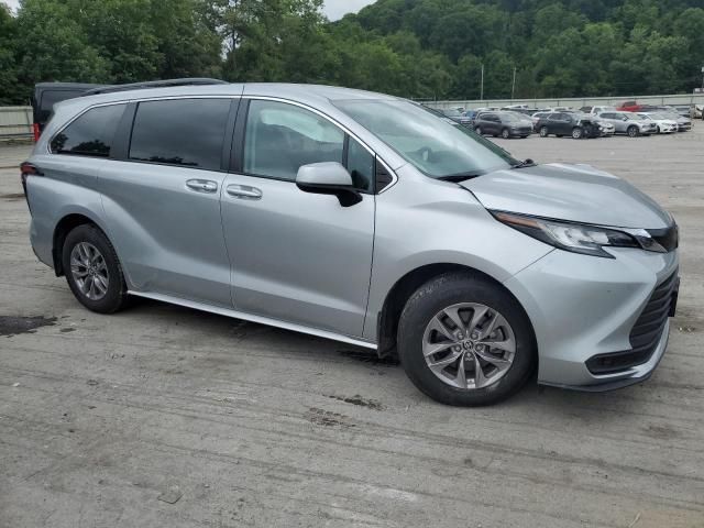 2022 Toyota Sienna LE