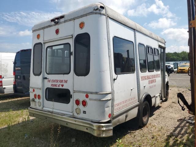 2013 Ford Econoline E350 Super Duty Cutaway Van