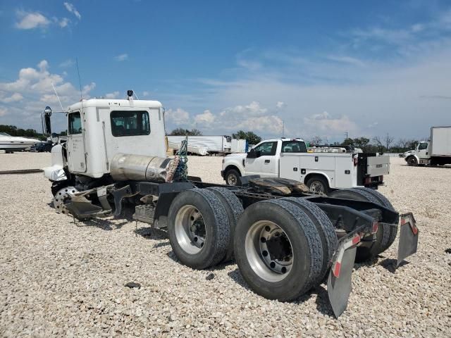 2000 Freightliner Conventional FLD120