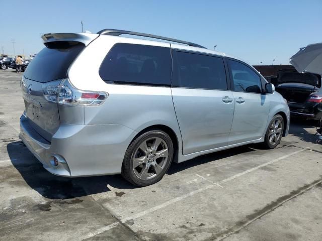 2019 Toyota Sienna SE