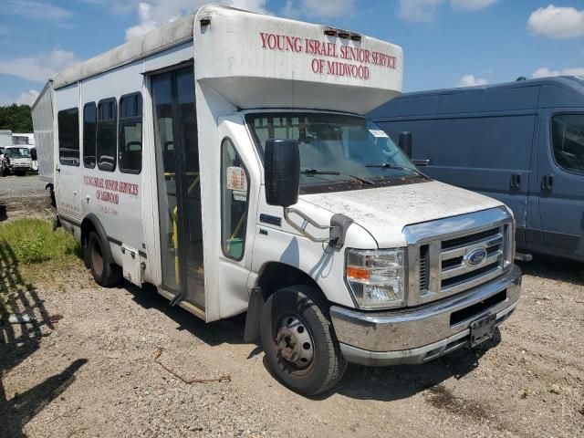 2013 Ford Econoline E350 Super Duty Cutaway Van