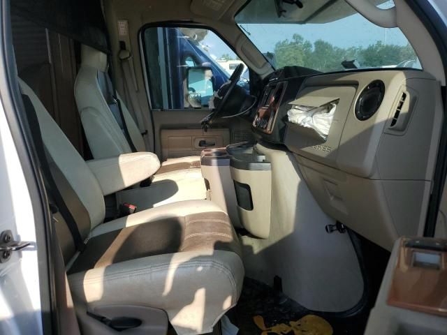 2017 Ford Econoline E450 Super Duty Cutaway Van