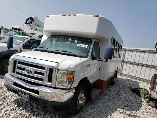 2012 Ford Econoline E450 Super Duty Cutaway Van