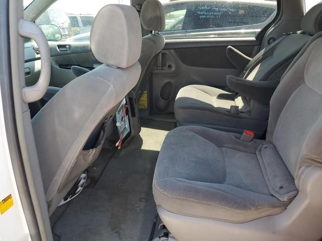 2005 Toyota Sienna CE