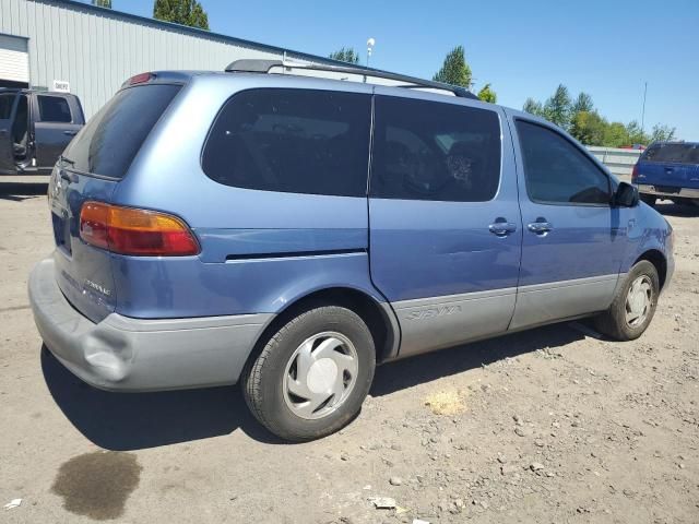 2000 Toyota Sienna LE