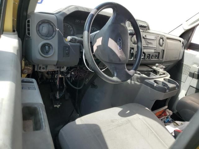 2011 Ford Econoline E450 Super Duty Cutaway Van