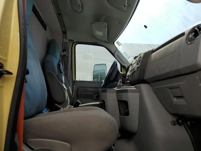 2011 Ford Econoline E450 Super Duty Cutaway Van