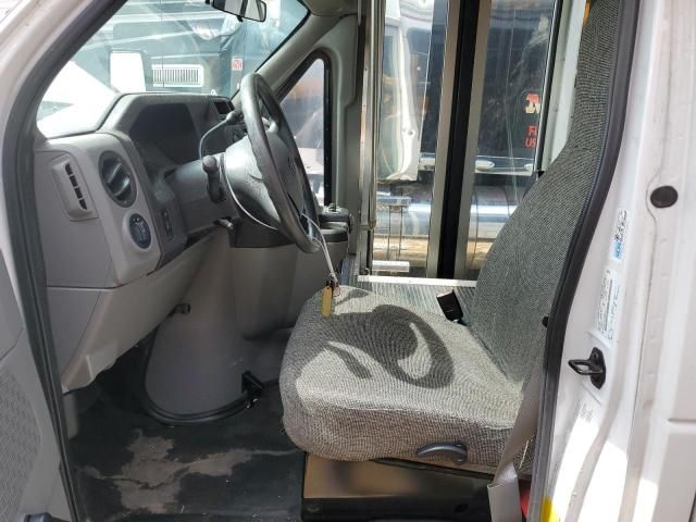 2012 Ford Econoline E350 Super Duty Cutaway Van