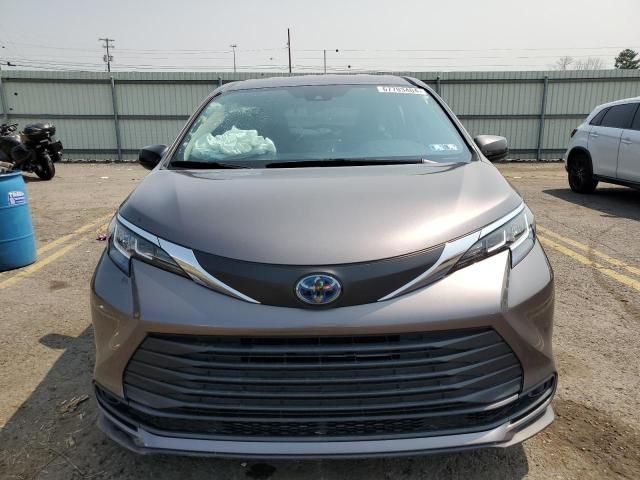 2021 Toyota Sienna LE