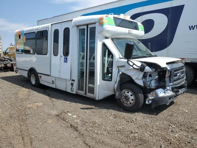 2016 Ford Econoline E450 Super Duty Cutaway Van