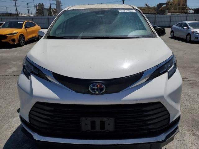 2022 Toyota Sienna LE