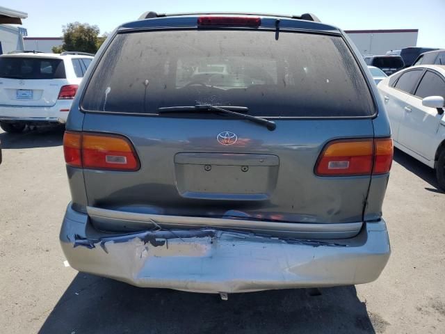 1999 Toyota Sienna LE