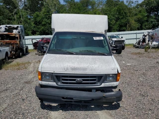 2004 Ford Econoline E350 Super Duty Cutaway Van