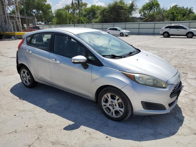 2016 Toyota 2016 Ford Fiesta SE