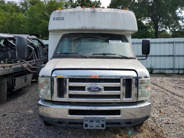 2014 Ford Econoline E450 Super Duty Cutaway Van