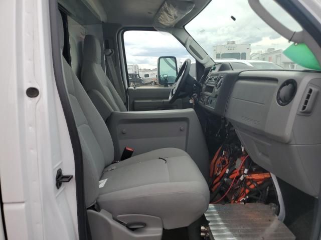 2022 Ford Econoline E450 Super Duty Cutaway Van