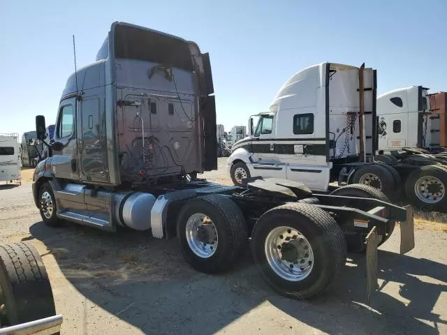 2011 Freightliner Cascadia 113