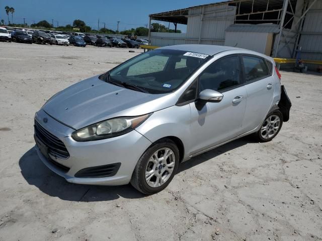 2016 Toyota 2016 Ford Fiesta SE