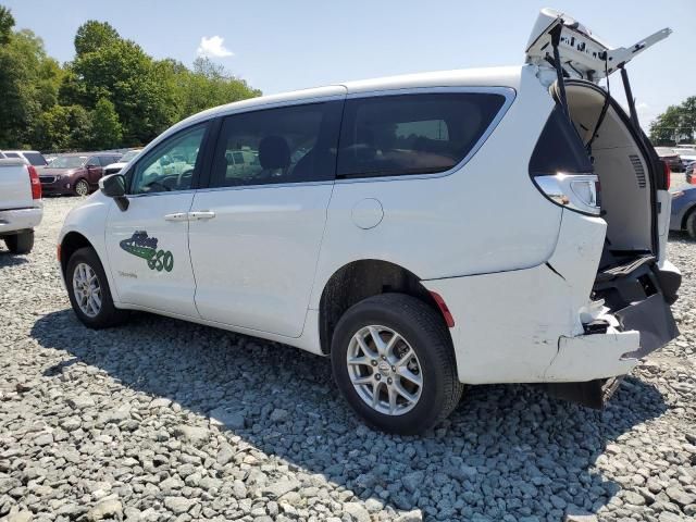 2022 Chrysler Voyager LX