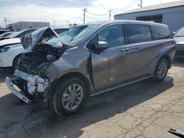 2022 Toyota Sienna LE