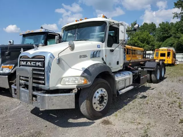 2013 Mack 800 GU800