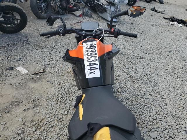 2022 KTM 890 Duke R