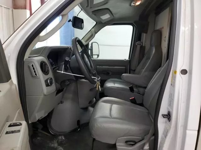 2022 Ford Econoline E350 Super Duty Cutaway Van