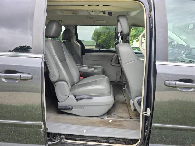 2011 Volkswagen Routan SE