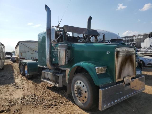 2000 Freightliner Conventional FLD120