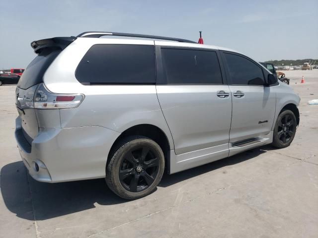 2020 Toyota Sienna SE