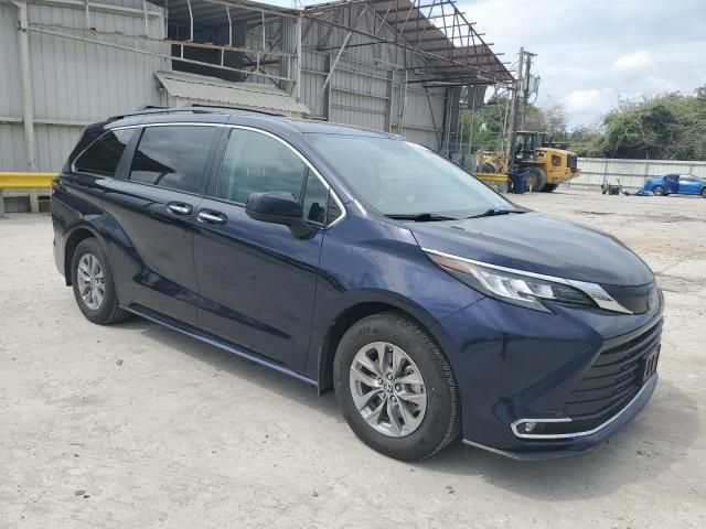 2022 Toyota Sienna XLE