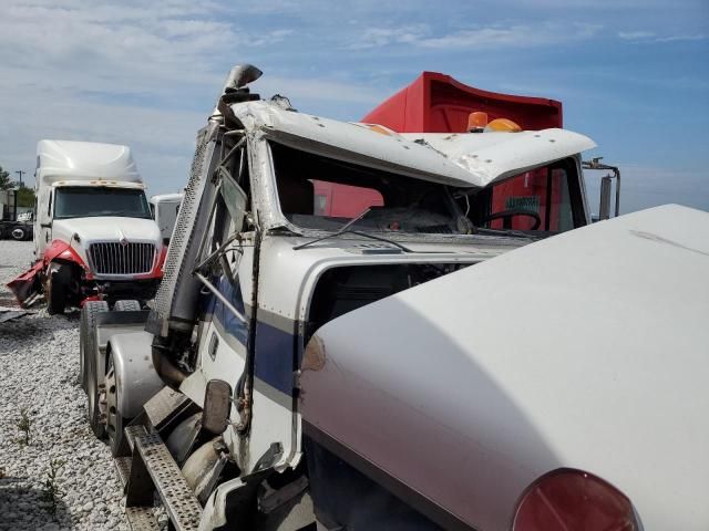 2000 Freightliner Conventional FLD120