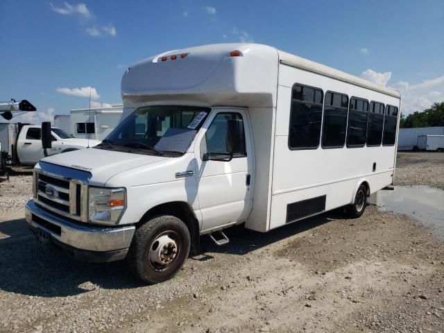 2013 Ford Econoline E450 Super Duty Cutaway Van