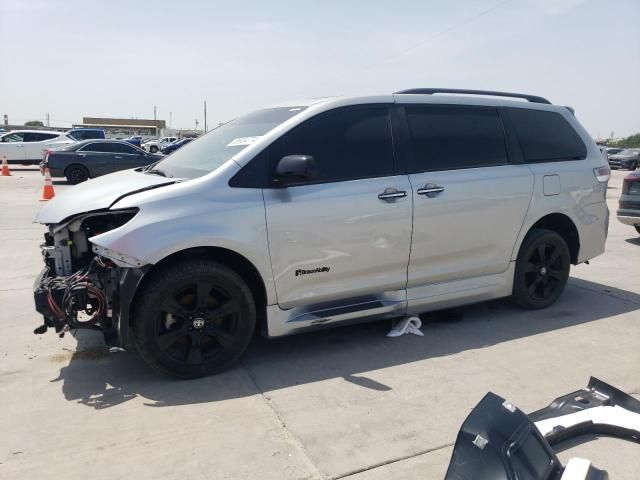 2020 Toyota Sienna SE