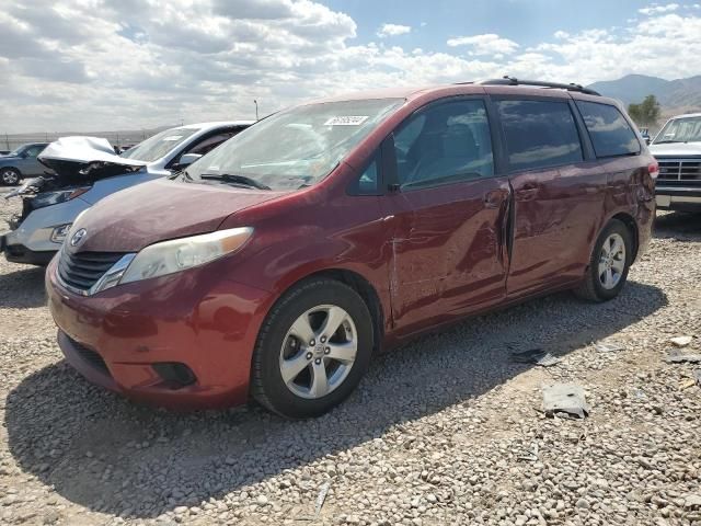 2013 Chrysler 2013 Toyota Sienna LE