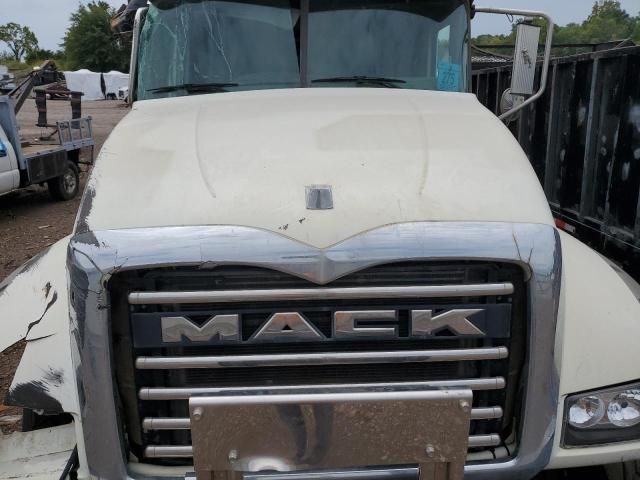 2017 Mack 700 GU700