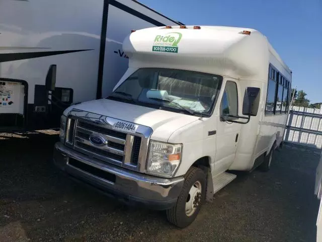 2010 Ford Econoline E450 Super Duty Cutaway Van